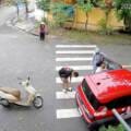 Giải cứu bé 2 tuổi bị mắc kẹt trong ô tô: Phải đập kính khẩn cấp